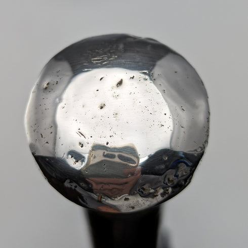 Circa 1925 British vintage gentleman's walking stick, made of sterling silver, round handle, black shaft, 86cm